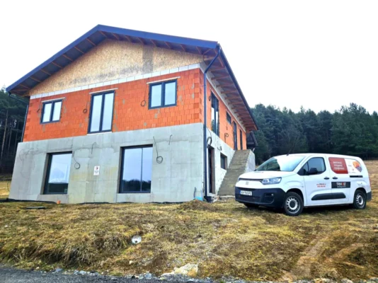 Novostavba rodinného domu s autom spoločnosti TRIVOLT zaoberajúcou sa elektrickým podlahovým vykurovaním.