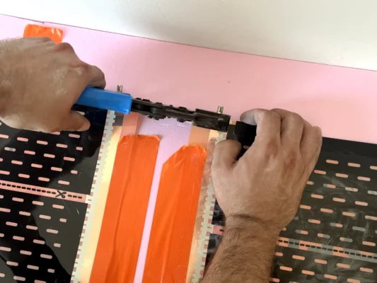 Pri montáži elektrického podlahového kúrenia je dôležitým krokom lisovanie konektorov